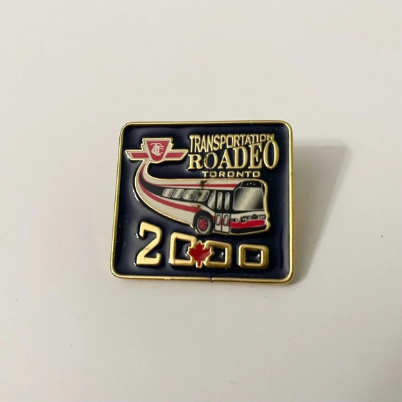 2000 TTC Toronto Canada Transportation Bus Roaded Hat Pin - Picture 1 of 8